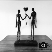 Sculpture d'un couple : l'amour éternel